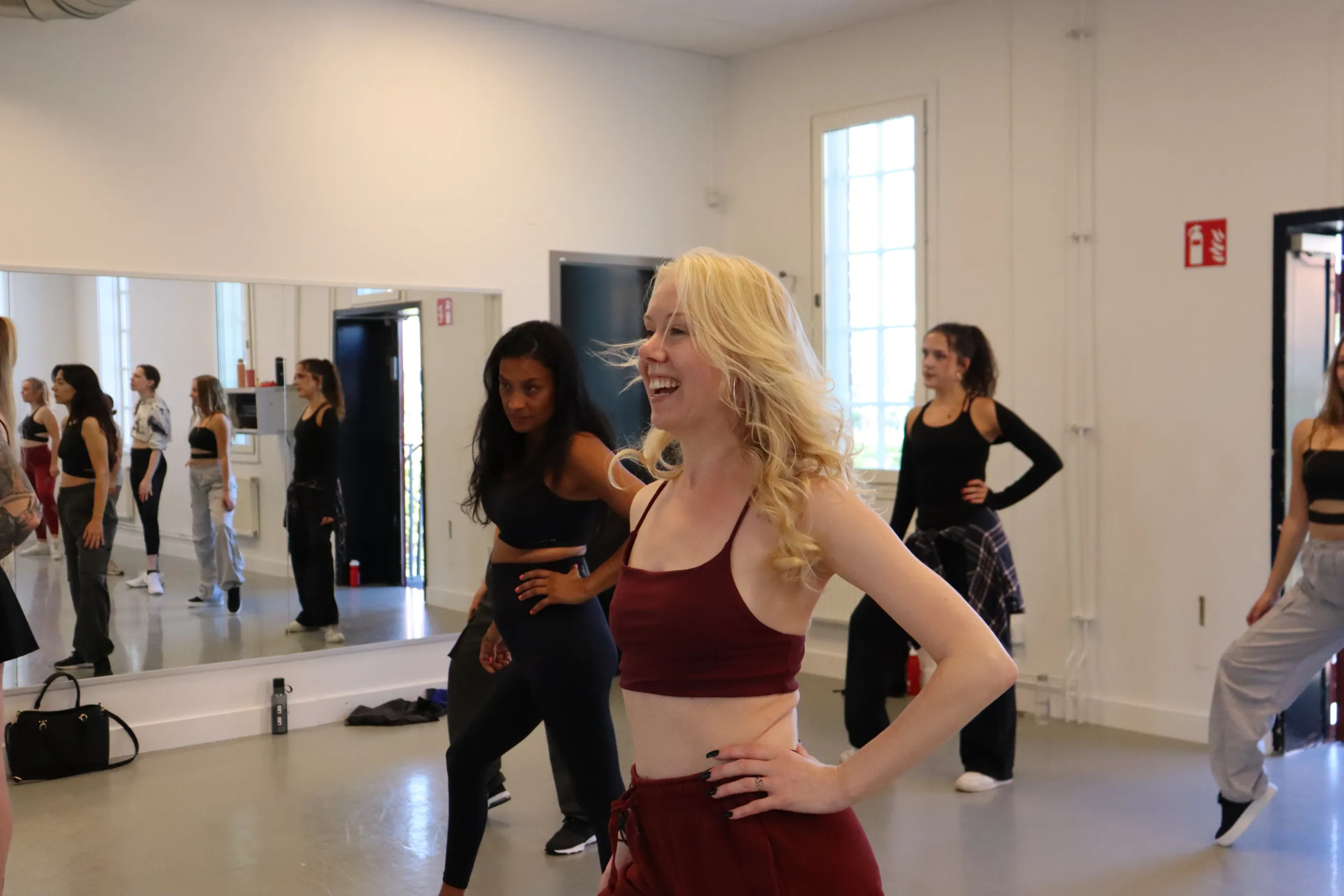 Dansklass med fokus på rörelse, koordination och scennärvaro.