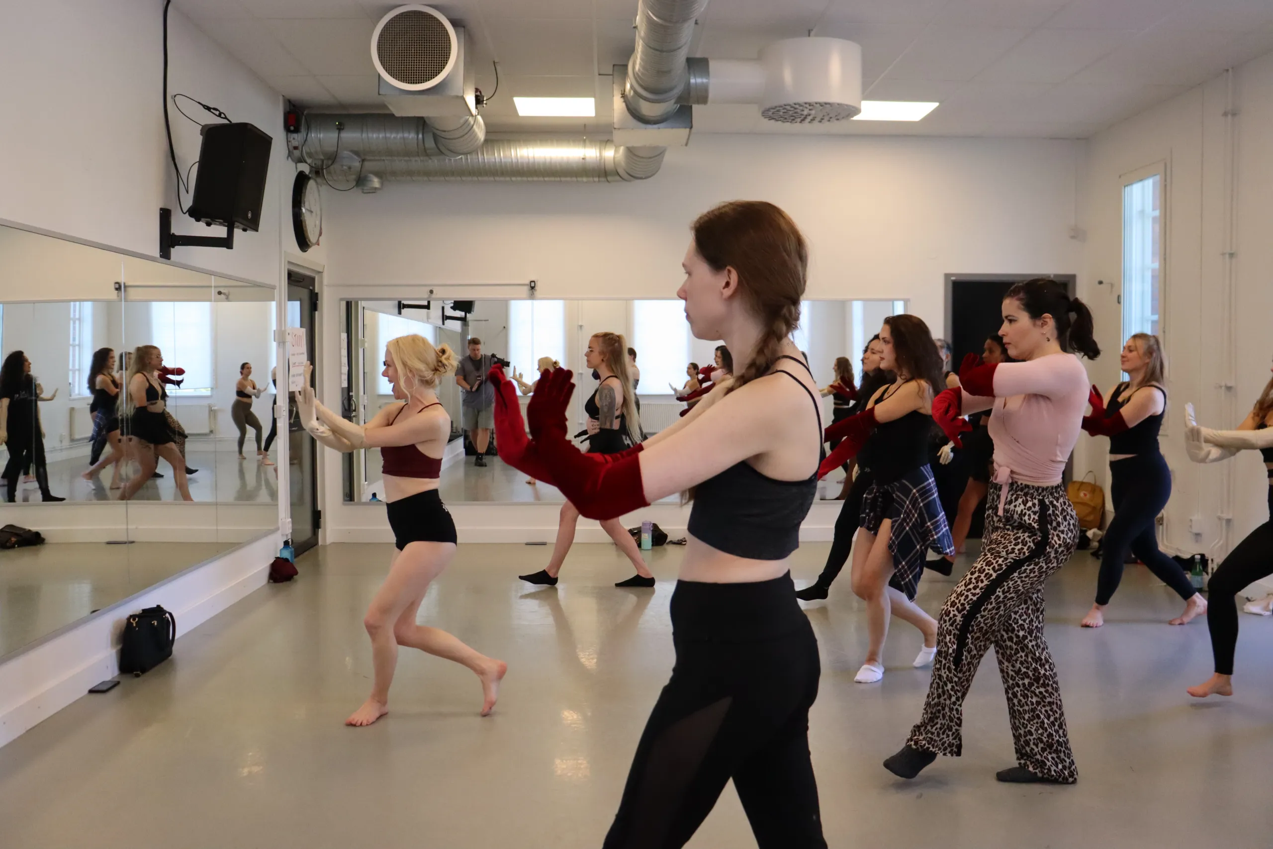 Deltagare på dansklass följer koreograferade instruktioner i grupp.