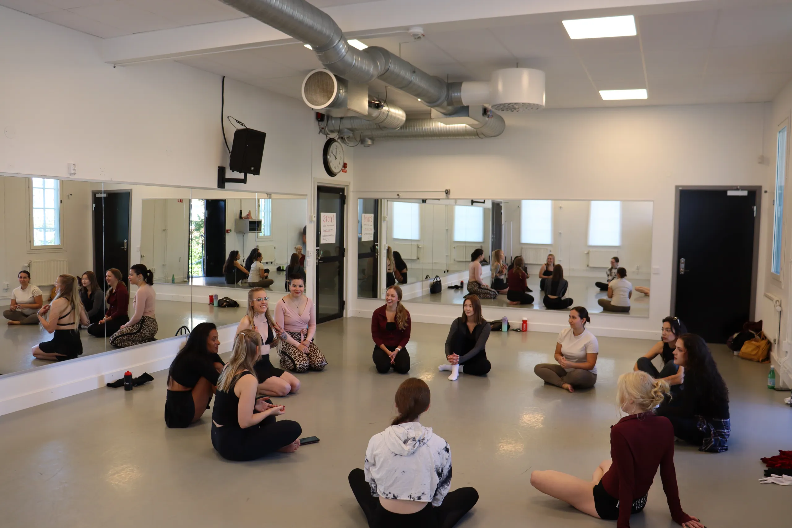 Gruppdansklass där deltagare utvecklar teknik, uttryck och rörelse.