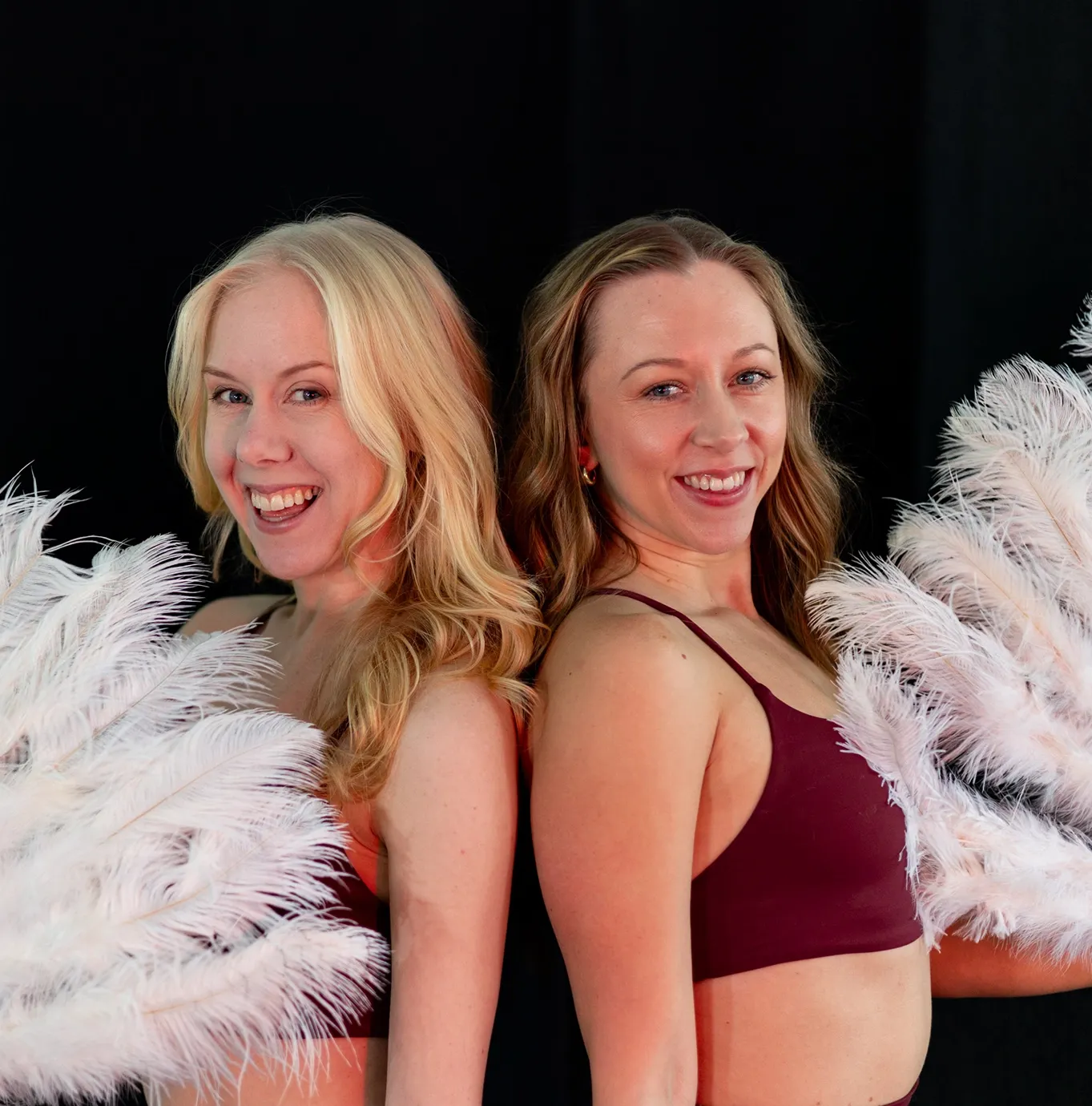 Dansare från Femme Fusion i burlesqueinspirerad pose med scenkänsla och feminint uttryck.